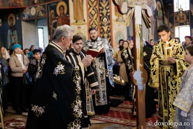 (Foto) Denia celor 12 Evanghelii la Biserica „Adormirea Maicii Domnului” - Galata