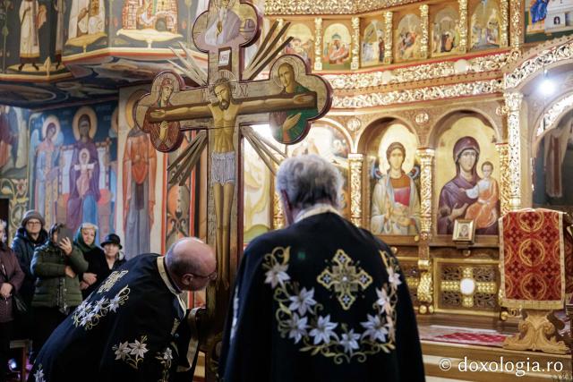 (Foto) Denia celor 12 Evanghelii la Biserica „Adormirea Maicii Domnului” - Galata