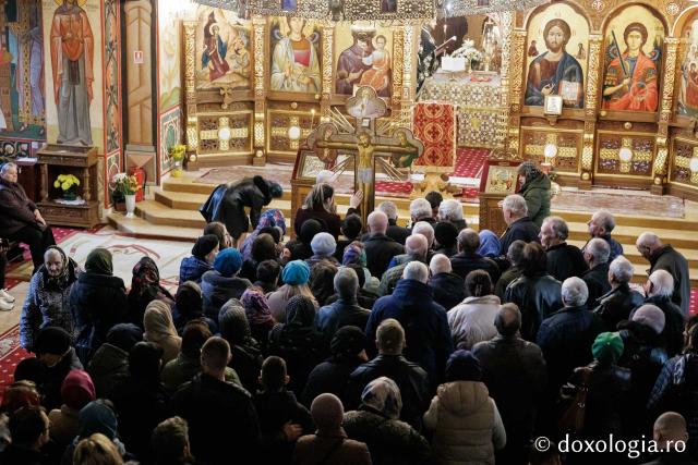 (Foto) Denia celor 12 Evanghelii la Biserica „Adormirea Maicii Domnului” - Galata
