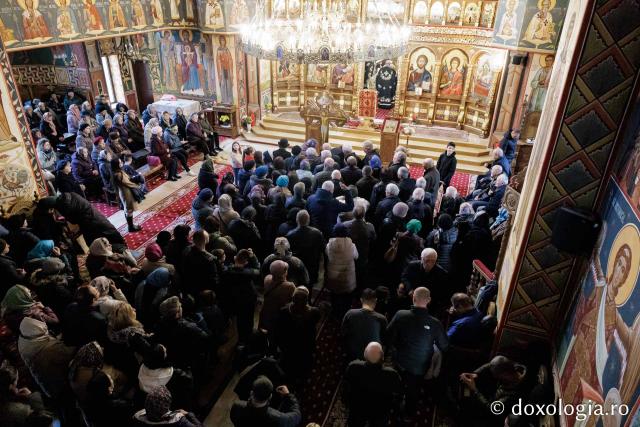 (Foto) Denia celor 12 Evanghelii la Biserica „Adormirea Maicii Domnului” - Galata