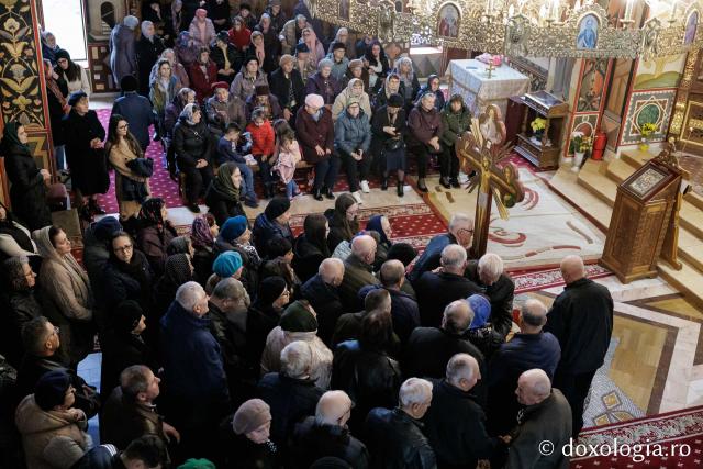 (Foto) Denia celor 12 Evanghelii la Biserica „Adormirea Maicii Domnului” - Galata