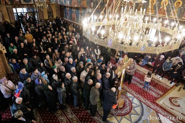 (Foto) Denia celor 12 Evanghelii la Biserica „Adormirea Maicii Domnului” - Galata
