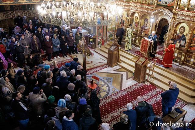 (Foto) Denia celor 12 Evanghelii la Biserica „Adormirea Maicii Domnului” - Galata
