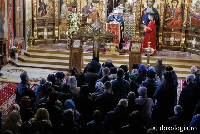 (Foto) Denia celor 12 Evanghelii la Biserica „Adormirea Maicii Domnului” - Galata