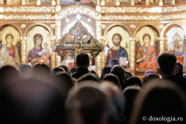 (Foto) Denia celor 12 Evanghelii la Biserica „Adormirea Maicii Domnului” - Galata