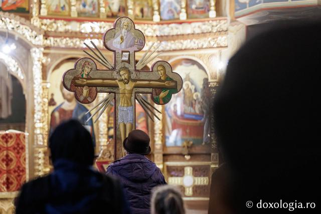 (Foto) Denia celor 12 Evanghelii la Biserica „Adormirea Maicii Domnului” - Galata