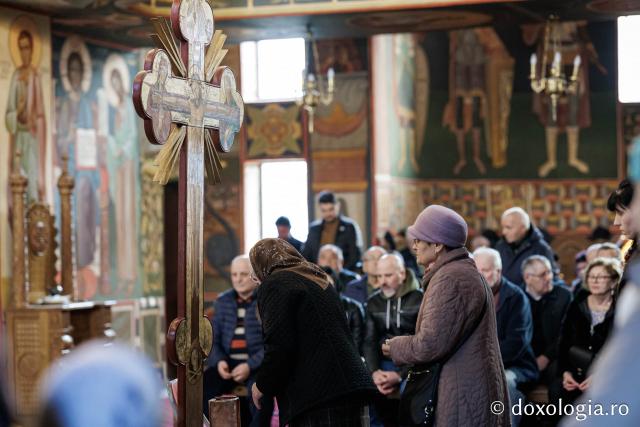 (Foto) Denia celor 12 Evanghelii la Biserica „Adormirea Maicii Domnului” - Galata