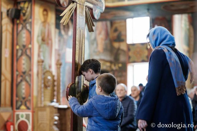 (Foto) Denia celor 12 Evanghelii la Biserica „Adormirea Maicii Domnului” - Galata