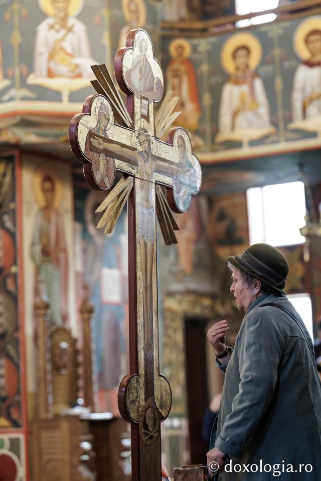 (Foto) Denia celor 12 Evanghelii la Biserica „Adormirea Maicii Domnului” - Galata