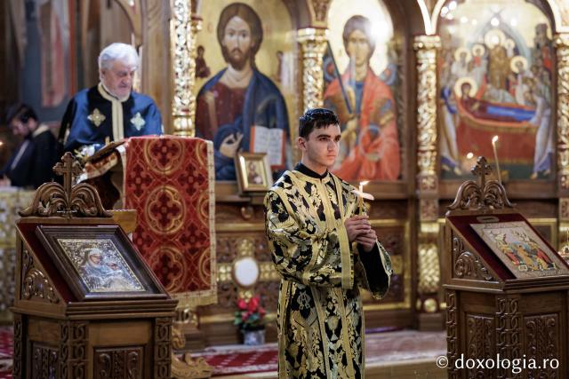 (Foto) Denia celor 12 Evanghelii la Biserica „Adormirea Maicii Domnului” - Galata