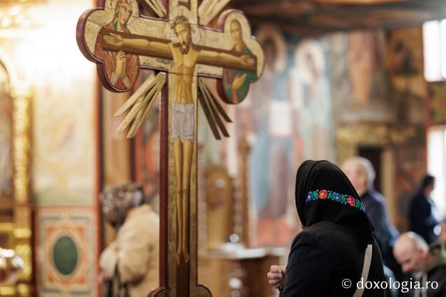 (Foto) Denia celor 12 Evanghelii la Biserica „Adormirea Maicii Domnului” - Galata