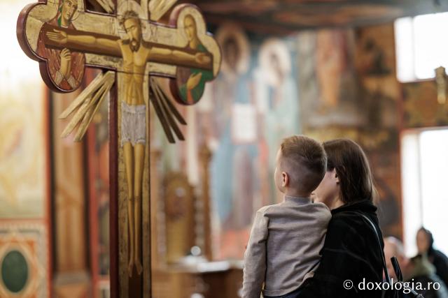 (Foto) Denia celor 12 Evanghelii la Biserica „Adormirea Maicii Domnului” - Galata