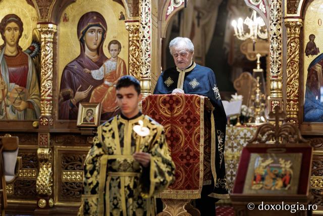 (Foto) Denia celor 12 Evanghelii la Biserica „Adormirea Maicii Domnului” - Galata