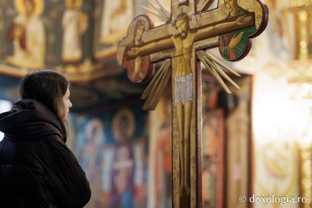 (Foto) Denia celor 12 Evanghelii la Biserica „Adormirea Maicii Domnului” - Galata