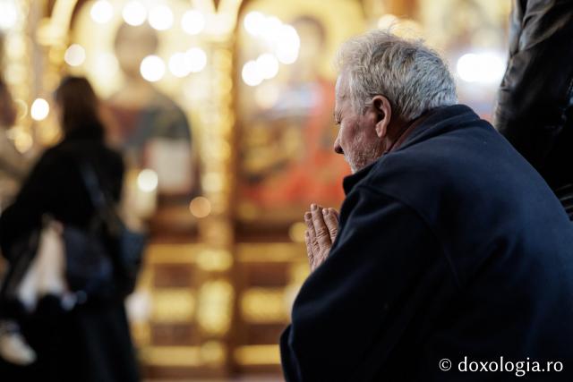 (Foto) Denia celor 12 Evanghelii la Biserica „Adormirea Maicii Domnului” - Galata