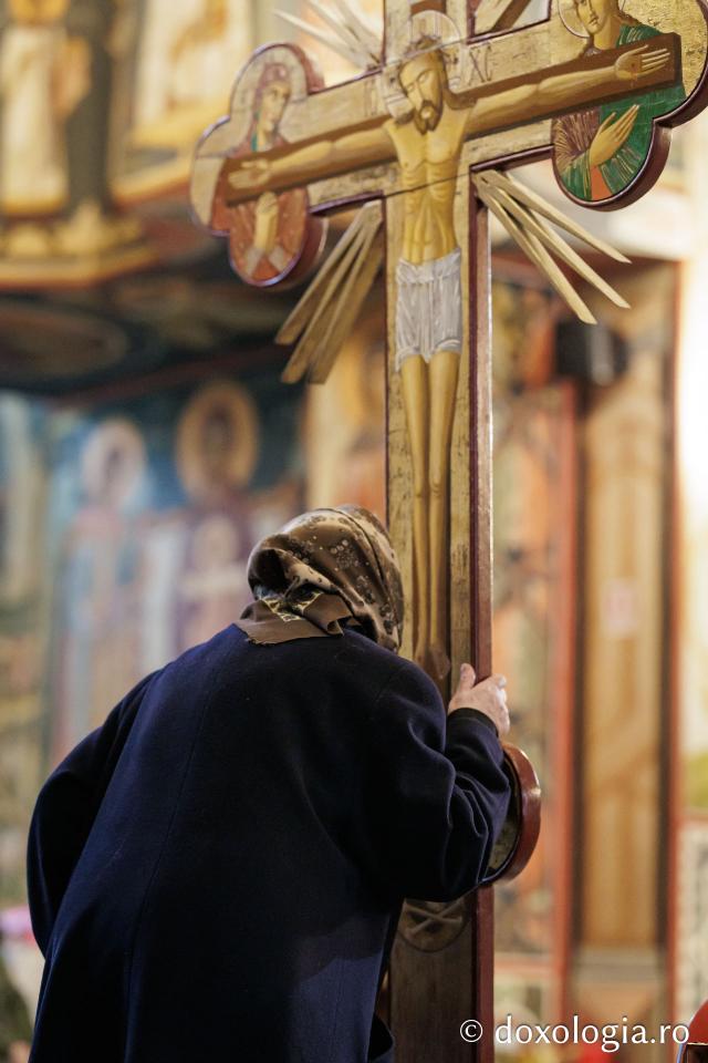 (Foto) Denia celor 12 Evanghelii la Biserica „Adormirea Maicii Domnului” - Galata