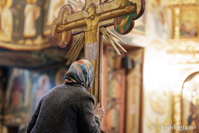 (Foto) Denia celor 12 Evanghelii la Biserica „Adormirea Maicii Domnului” - Galata