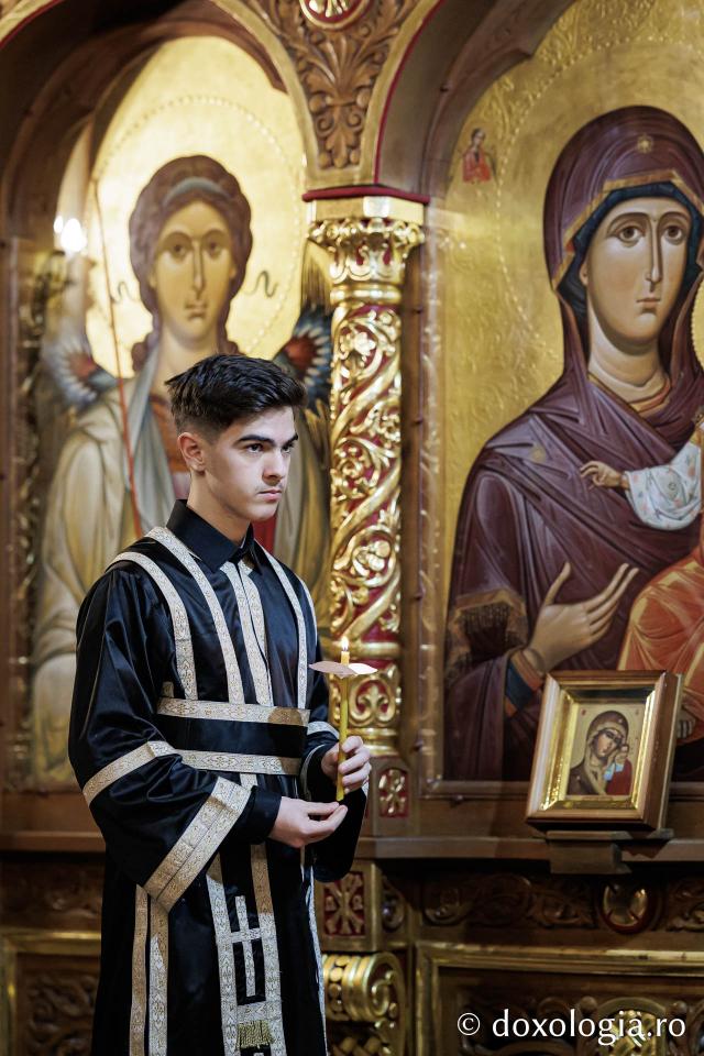 (Foto) Denia celor 12 Evanghelii la Biserica „Adormirea Maicii Domnului” - Galata