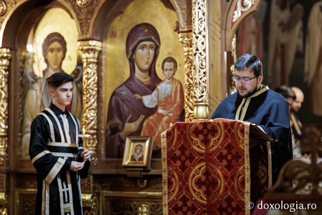 (Foto) Denia celor 12 Evanghelii la Biserica „Adormirea Maicii Domnului” - Galata