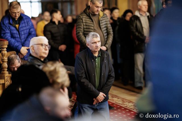 (Foto) Denia celor 12 Evanghelii la Biserica „Adormirea Maicii Domnului” - Galata