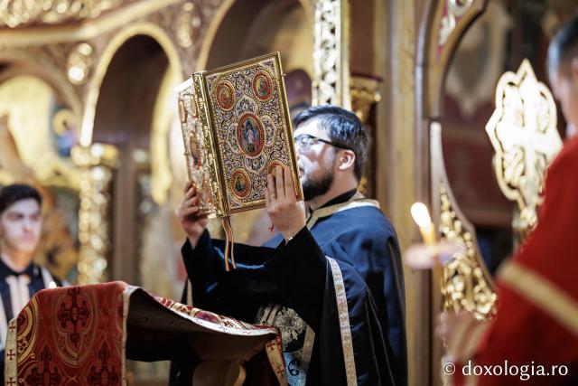 (Foto) Denia celor 12 Evanghelii la Biserica „Adormirea Maicii Domnului” - Galata