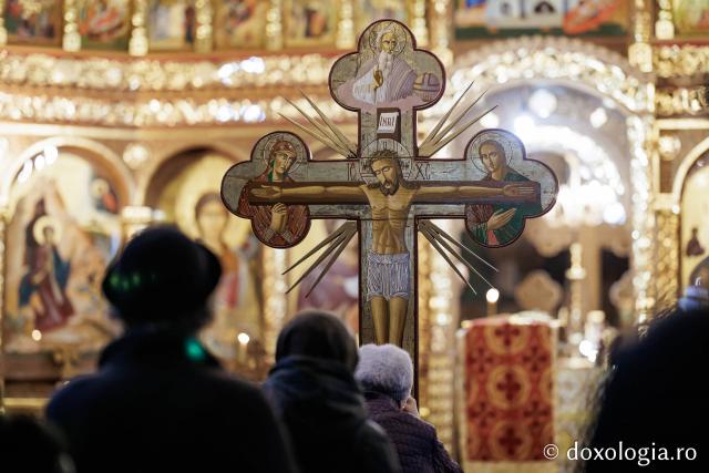 (Foto) Denia celor 12 Evanghelii la Biserica „Adormirea Maicii Domnului” - Galata