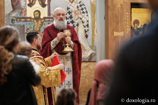 Sfânta Liturghie din Joia Mare la Parohia „Sf. Maxim Mărturisitorul - Sf. Grigorie Palama” Copou