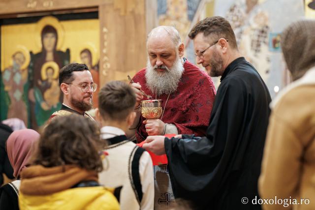 Sfânta Liturghie din Joia Mare la Parohia „Sf. Maxim Mărturisitorul - Sf. Grigorie Palama” Copou