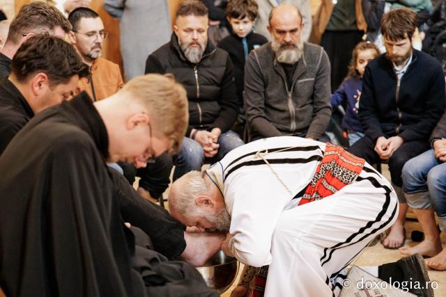 Sfânta Liturghie din Joia Mare la Parohia „Sf. Maxim Mărturisitorul - Sf. Grigorie Palama” Copou