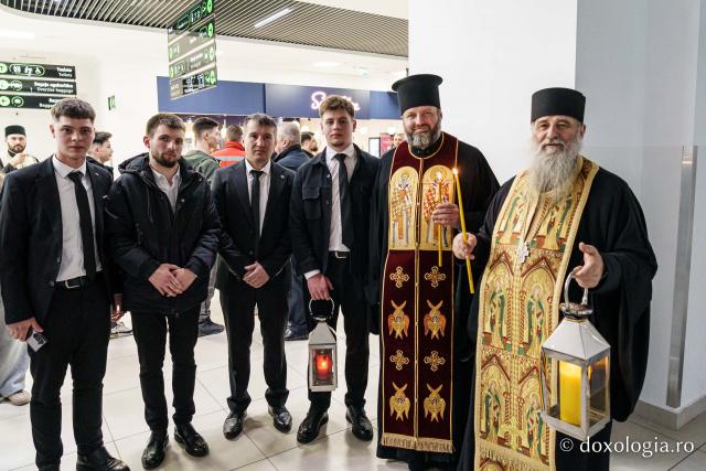 De la Ierusalim la Iași: Sfânta Lumină, primită la Catedrala Mitropolitană
