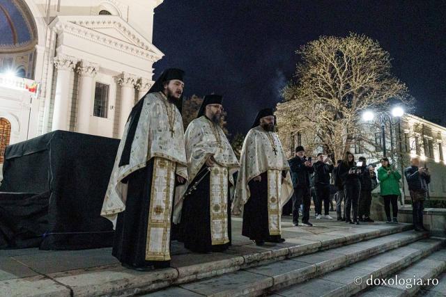 De la Ierusalim la Iași: Sfânta Lumină, primită la Catedrala Mitropolitană