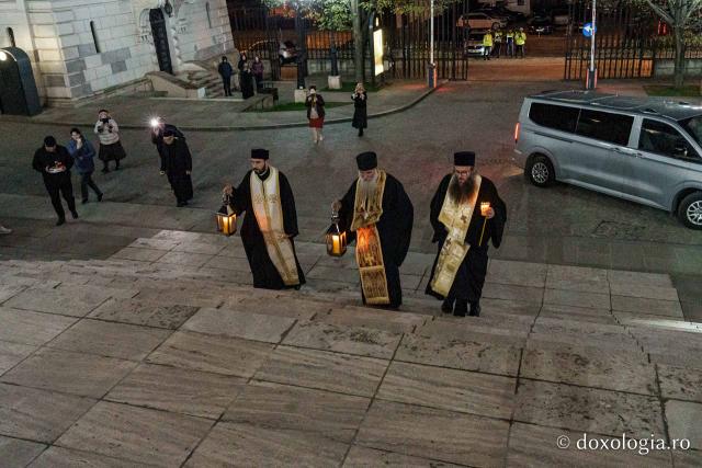 De la Ierusalim la Iași: Sfânta Lumină, primită la Catedrala Mitropolitană