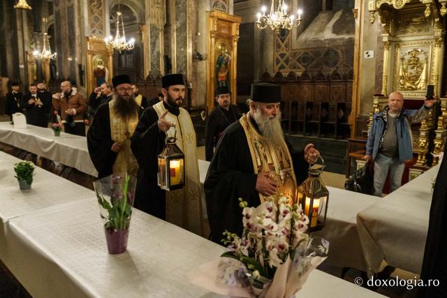 De la Ierusalim la Iași: Sfânta Lumină, primită la Catedrala Mitropolitană