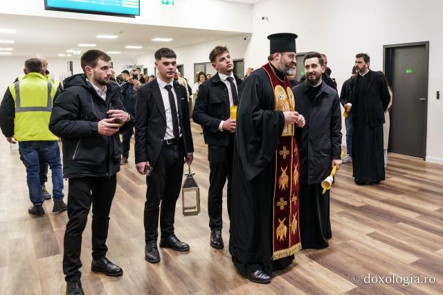 De la Ierusalim la Iași: Sfânta Lumină, primită la Catedrala Mitropolitană