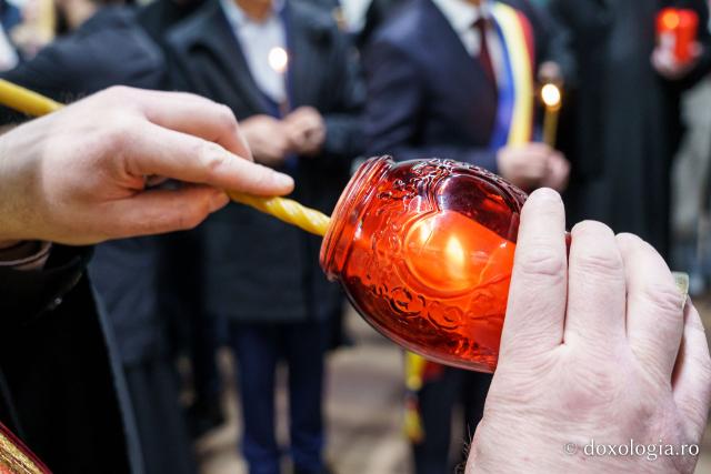 De la Ierusalim la Iași: Sfânta Lumină, primită la Catedrala Mitropolitană