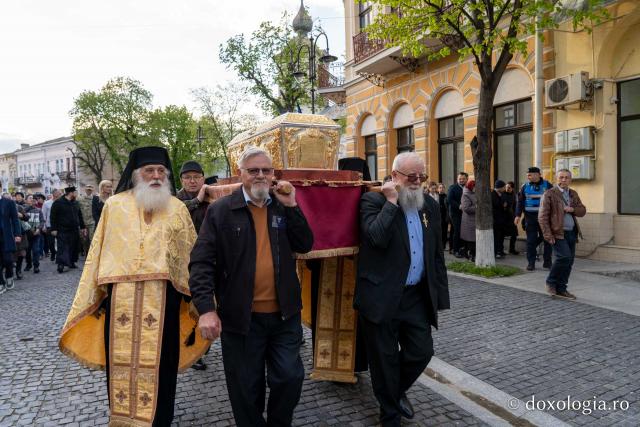 (Foto) Hramul Botoșaniului: procesiune cu moaștele Sfântului Cuvios Cleopa