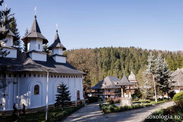 (Foto) Mănăstirea Durău, în așteptarea proclamării locale a canonizării Sfintei Mavra