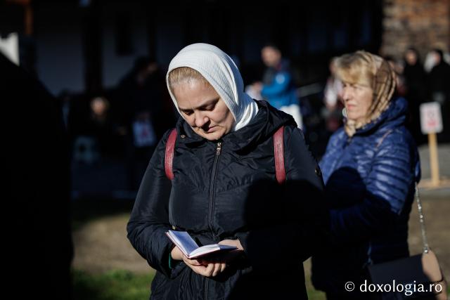 (Foto) Rugăciune și bucurie – pelerini uniți sub ocrotirea Sfintei Cuvioase Mavra de pe Ceahlău