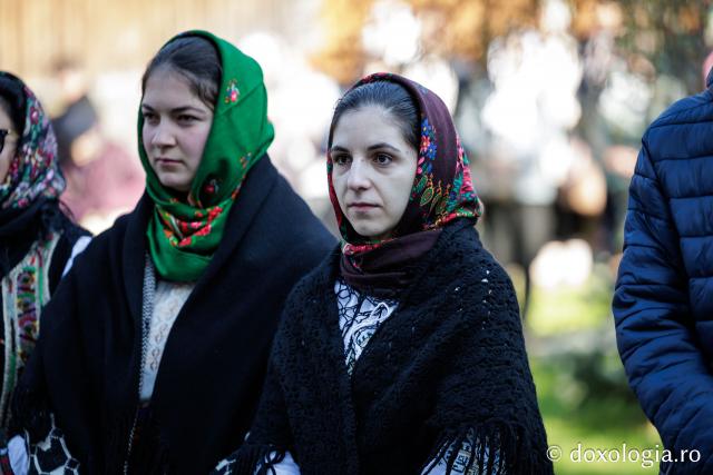 (Foto) Rugăciune și bucurie – pelerini uniți sub ocrotirea Sfintei Cuvioase Mavra de pe Ceahlău