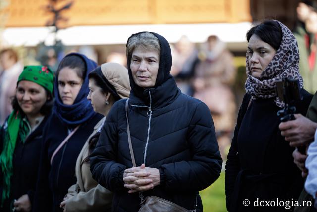 (Foto) Rugăciune și bucurie – pelerini uniți sub ocrotirea Sfintei Cuvioase Mavra de pe Ceahlău