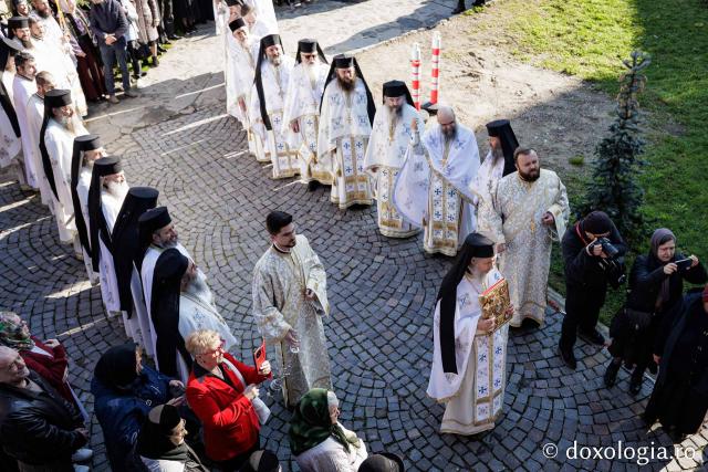 (Foto) Rugăciune și bucurie – pelerini uniți sub ocrotirea Sfintei Cuvioase Mavra de pe Ceahlău