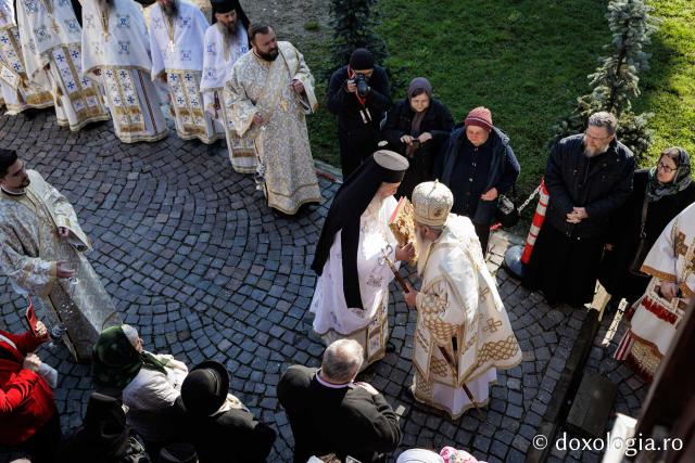 (Foto) Rugăciune și bucurie – pelerini uniți sub ocrotirea Sfintei Cuvioase Mavra de pe Ceahlău