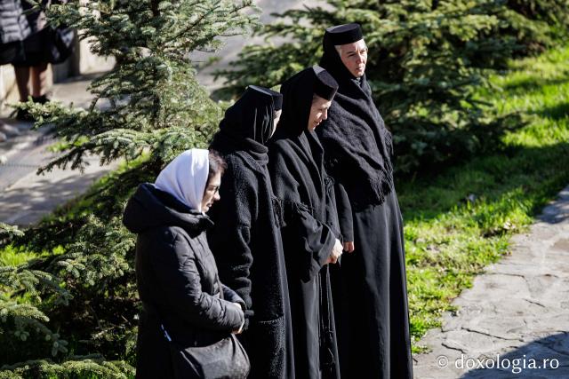 (Foto) Rugăciune și bucurie – pelerini uniți sub ocrotirea Sfintei Cuvioase Mavra de pe Ceahlău