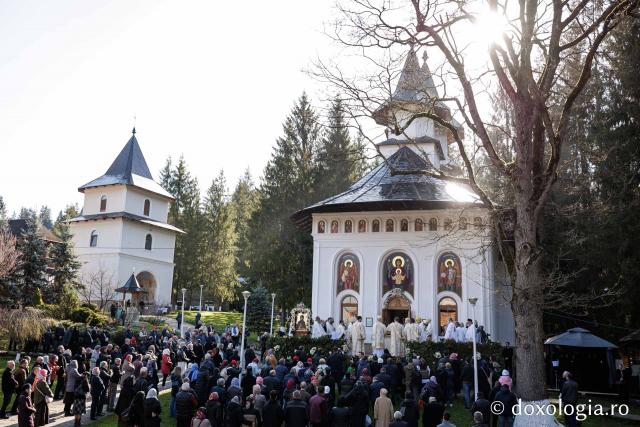 (Foto) Rugăciune și bucurie – pelerini uniți sub ocrotirea Sfintei Cuvioase Mavra de pe Ceahlău
