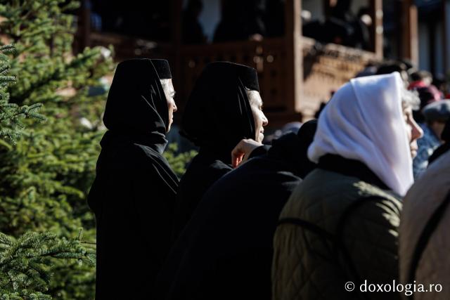 (Foto) Rugăciune și bucurie – pelerini uniți sub ocrotirea Sfintei Cuvioase Mavra de pe Ceahlău