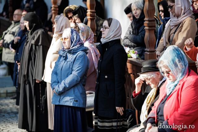 (Foto) Rugăciune și bucurie – pelerini uniți sub ocrotirea Sfintei Cuvioase Mavra de pe Ceahlău