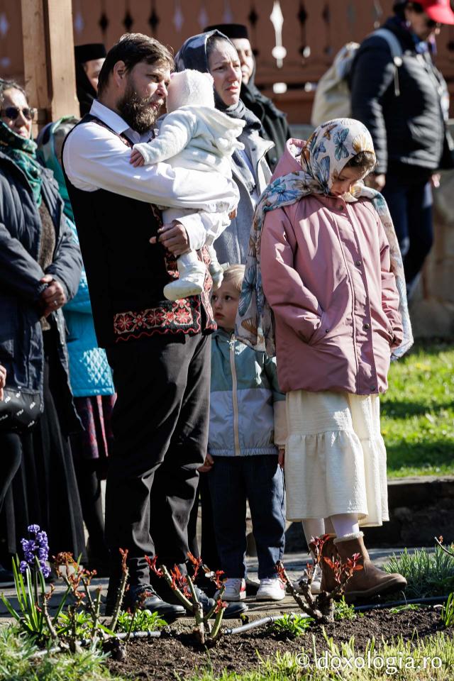 (Foto) Rugăciune și bucurie – pelerini uniți sub ocrotirea Sfintei Cuvioase Mavra de pe Ceahlău
