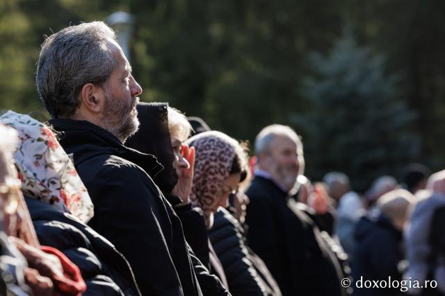 (Foto) Rugăciune și bucurie – pelerini uniți sub ocrotirea Sfintei Cuvioase Mavra de pe Ceahlău