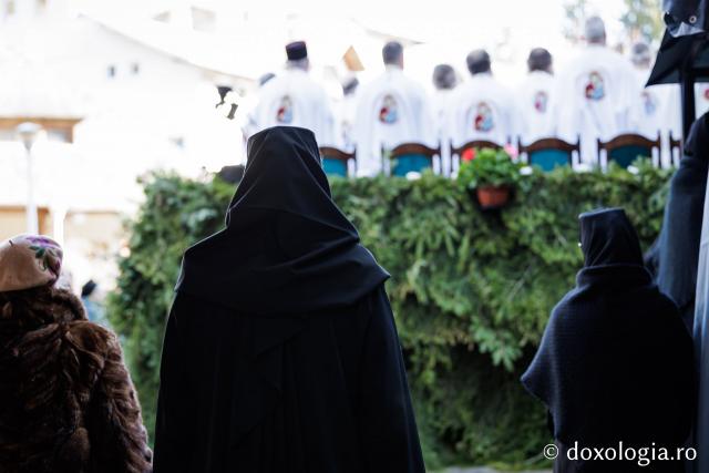(Foto) Rugăciune și bucurie – pelerini uniți sub ocrotirea Sfintei Cuvioase Mavra de pe Ceahlău
