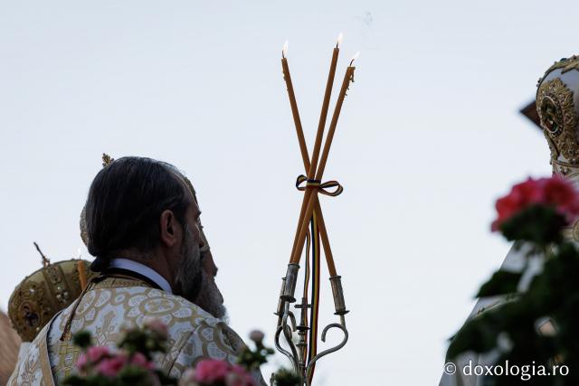 (Foto) Rugăciune și bucurie – pelerini uniți sub ocrotirea Sfintei Cuvioase Mavra de pe Ceahlău
